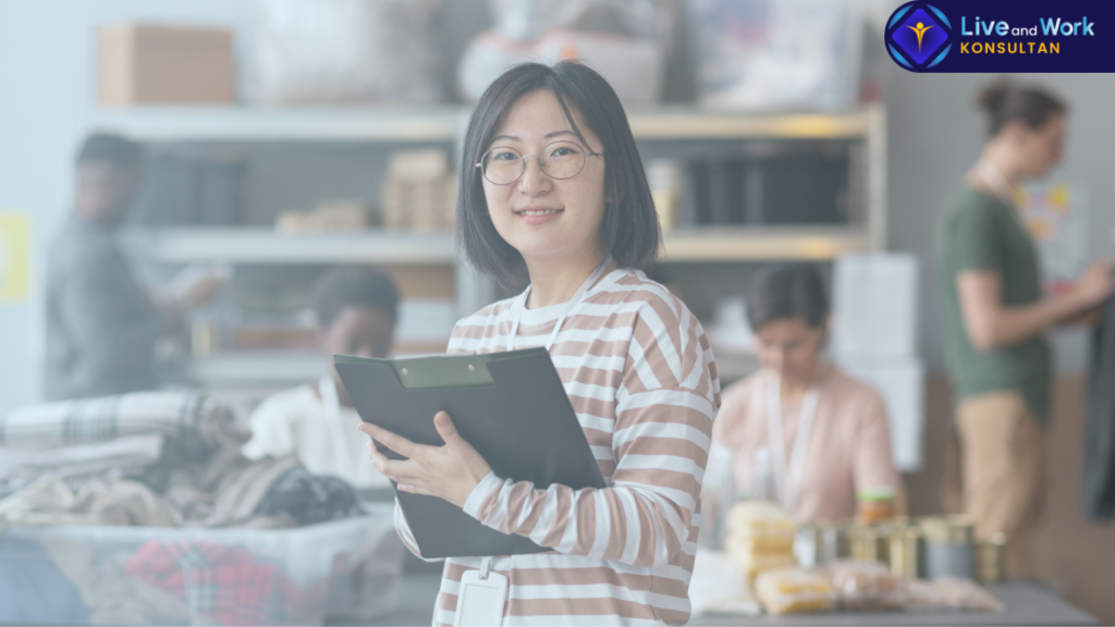 Infografis strategi implementasi otomatisasi pada layanan Konsultan Live and Work untuk efisiensi bisnis dalam sesi Konsultasi UMKM 2026.