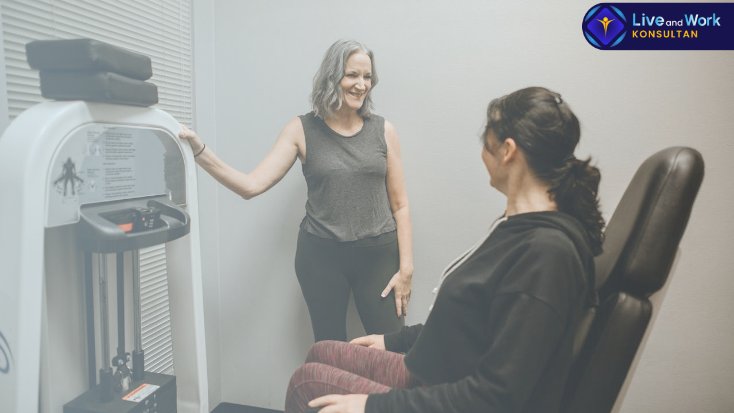 Layanan tenaga medis profesional dari konsultan live and work yang memberikan perawatan intensif Home Care Pasca Operasi di lingkungan rumah yang nyaman tahun 2026.