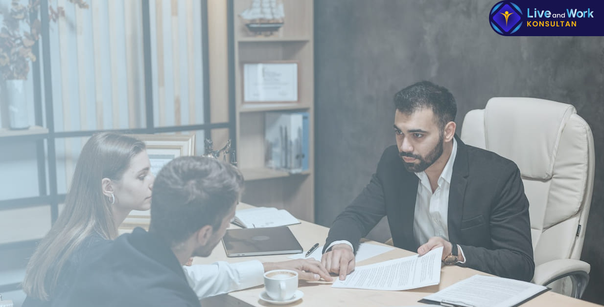 Tim ahli melakukan riset dalam Konsultasi Inovasi Produk | Konsultan Live and Work