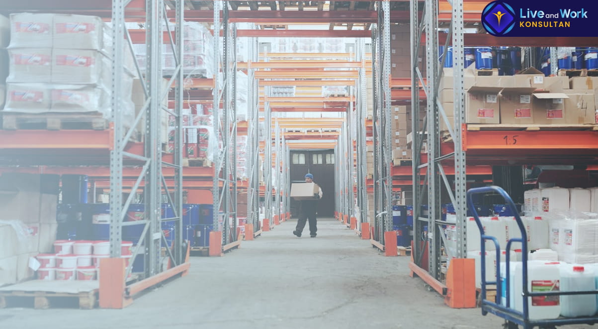 Infografis tips strategi memilih lokasi industri untuk Sewa Gudang Jakarta yang efisien dan aman didampingi oleh konsultan live and work.