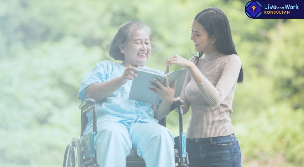 Infografis strategi dan tips memilih perawat lansia profesional untuk perawatan di rumah yang aman dan nyaman bersama konsultan live and work.