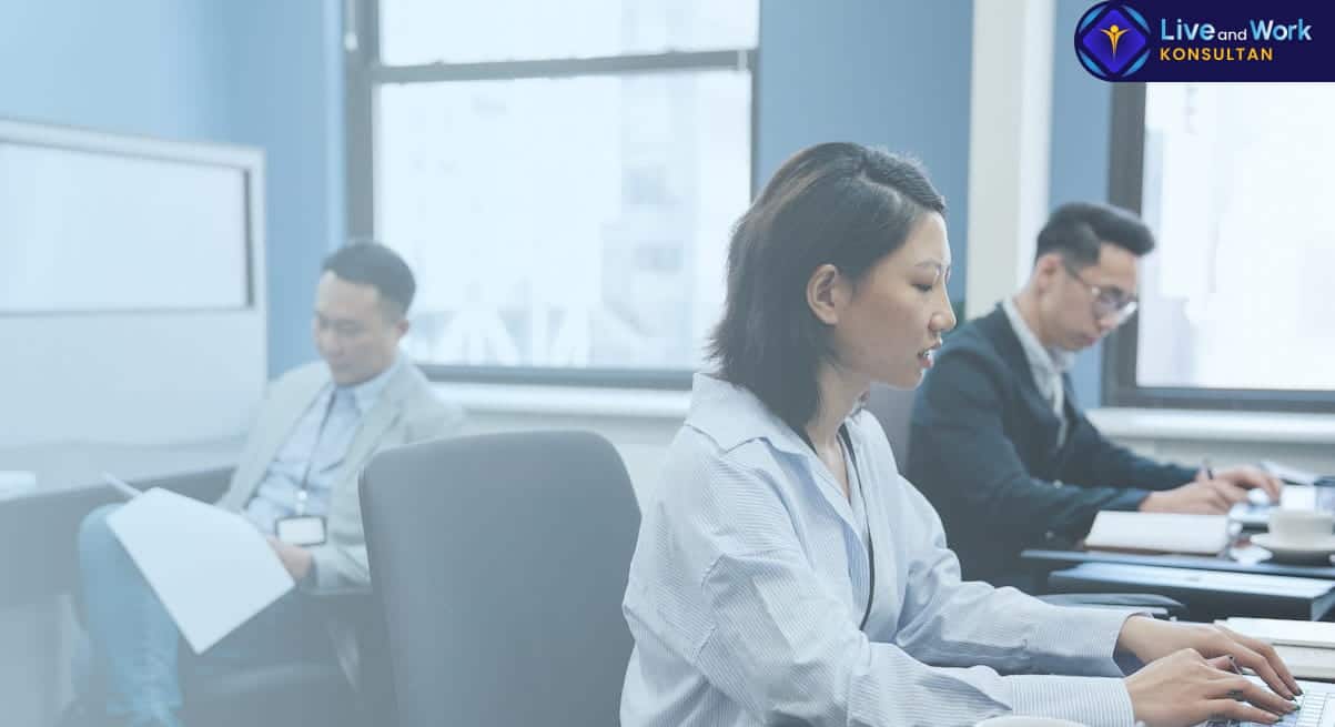 Proses pendaftaran CV di Indonesia oleh Konsultan Live and Work.