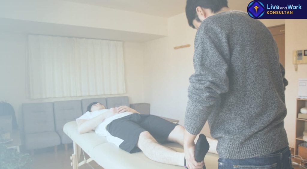 Infografis langkah-langkah Fisioterapi di Rumah untuk pemulihan cedera secara nyaman dan efektif yang dipandu oleh konsultan live and work.