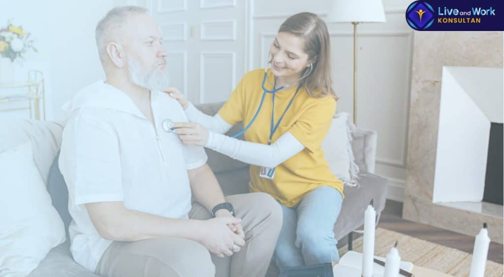 Perbandingan peran antara perawat medis dan pendamping lansia | Konsultan Live and Work