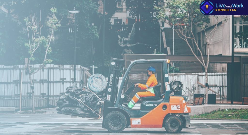 Layanan sewa forklift profesional untuk kebutuhan industri oleh konsultan live and work.
