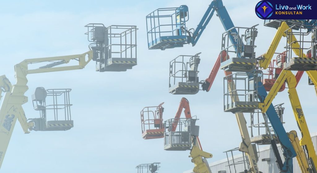 Kegunaan scissor lift untuk efisiensi proyek industri oleh konsultan live and work.