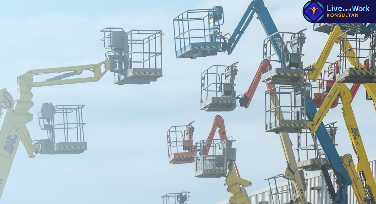 Kegunaan scissor lift untuk efisiensi proyek industri oleh konsultan live and work.